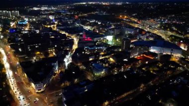 Gece boyunca İngiltere 'nin Luton şehrinin Aydınlanmış Yolları ve Konut Bölgesi Havadan Görünümü. Kamera 4 Kasım 2023 'te İHA' nın Kamerasıyla çekildi.