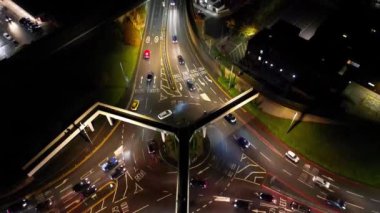 Gece boyunca İngiltere 'nin Luton şehrinin Aydınlanmış Yolları ve Konut Bölgesi Havadan Görünümü. Kamera 4 Kasım 2023 'te İHA' nın Kamerasıyla çekildi.
