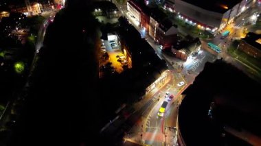Gece boyunca İngiltere 'nin Luton şehrinin Aydınlanmış Yolları ve Konut Bölgesi Havadan Görünümü. Kamera 4 Kasım 2023 'te İHA' nın Kamerasıyla çekildi.