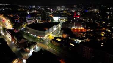 Gece boyunca İngiltere 'nin Luton şehrinin Aydınlanmış Yolları ve Konut Bölgesi Havadan Görünümü. Kamera 4 Kasım 2023 'te İHA' nın Kamerasıyla çekildi.