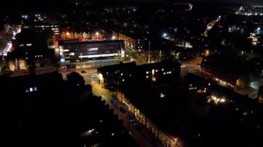 Gece boyunca İngiltere 'nin Luton şehrinin Aydınlanmış Yolları ve Konut Bölgesi Havadan Görünümü. Kamera 4 Kasım 2023 'te İHA' nın Kamerasıyla çekildi.