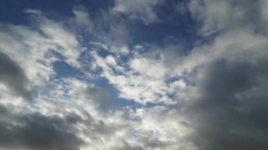 Güzel Yüksek Açılı Hızlandırılmış İnsansız Hava Aracı 'nın Mavi Gökyüzü Kamerası İngiltere' de Hızlı Hareketli Dramatik Bulutlar