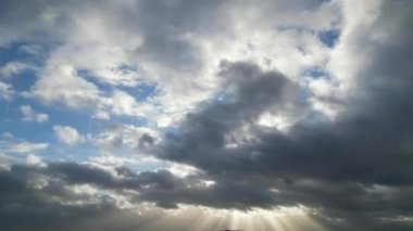 Güzel Yüksek Açılı Hızlandırılmış İnsansız Hava Aracı 'nın Mavi Gökyüzü Kamerası İngiltere' de Hızlı Hareketli Dramatik Bulutlar