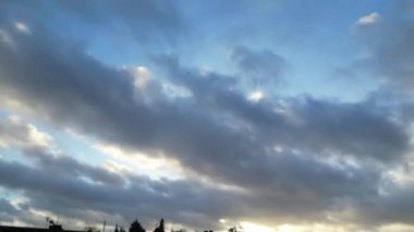 Güzel Yüksek Açılı Hızlandırılmış İnsansız Hava Aracı 'nın Mavi Gökyüzü Kamerası İngiltere' de Hızlı Hareketli Dramatik Bulutlar