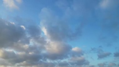 Güzel Yüksek Açılı Hızlandırılmış İnsansız Hava Aracı 'nın Mavi Gökyüzü Kamerası İngiltere' de Hızlı Hareketli Dramatik Bulutlar