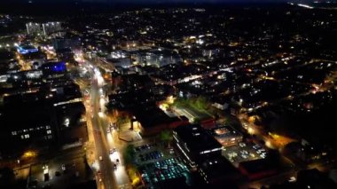 İngiltere 'nin Luton şehrinin Aydınlanmış Yolları ve Residential İlçesi Yüksek Açılı Görüntüleri Gece boyunca. Kamera 4 Kasım 2023 'te İHA' nın Kamerasıyla çekildi.
