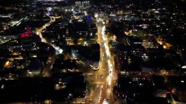 İngiltere 'nin Luton şehrinin Aydınlanmış Yolları ve Residential İlçesi Yüksek Açılı Görüntüleri Gece boyunca. Kamera 4 Kasım 2023 'te İHA' nın Kamerasıyla çekildi.