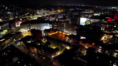 İngiltere 'nin Luton şehrinin Aydınlanmış Yolları ve Residential İlçesi Yüksek Açılı Görüntüleri Gece boyunca. Kamera 4 Kasım 2023 'te İHA' nın Kamerasıyla çekildi.