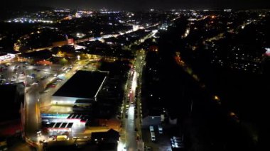 İngiltere 'nin Luton şehrinin Aydınlanmış Yolları ve Residential İlçesi Yüksek Açılı Görüntüleri Gece boyunca. Kamera 4 Kasım 2023 'te İHA' nın Kamerasıyla çekildi.