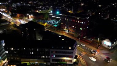 İngiltere 'nin Luton şehrinin Aydınlanmış Yolları ve Residential İlçesi Yüksek Açılı Görüntüleri Gece boyunca. Kamera 4 Kasım 2023 'te İHA' nın Kamerasıyla çekildi.