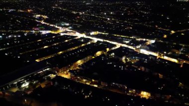 İngiltere 'nin Luton şehrinin Aydınlanmış Yolları ve Residential İlçesi Yüksek Açılı Görüntüleri Gece boyunca. Kamera 4 Kasım 2023 'te İHA' nın Kamerasıyla çekildi.