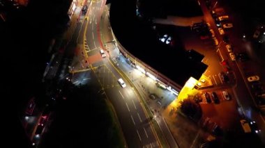 İngiltere 'nin Luton şehrinin Aydınlanmış Yolları ve Residential İlçesi Yüksek Açılı Görüntüleri Gece boyunca. Kamera 4 Kasım 2023 'te İHA' nın Kamerasıyla çekildi.