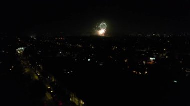 İngiltere 'nin Luton şehrinin Aydınlanmış Yolları ve Residential İlçesi Yüksek Açılı Görüntüleri Gece boyunca. Kamera 4 Kasım 2023 'te İHA' nın Kamerasıyla çekildi.