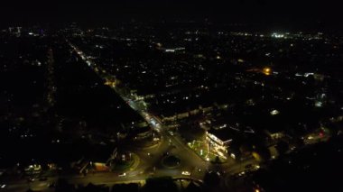 İngiltere 'nin Luton şehrinin Aydınlanmış Yolları ve Residential İlçesi Yüksek Açılı Görüntüleri Gece boyunca. Kamera 4 Kasım 2023 'te İHA' nın Kamerasıyla çekildi.