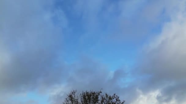 イギリス上空の高速移動ドラマティッククラウドとブルースカイの美しいハイアングルタイムラップスドローンのカメラ映像 — ストック動画