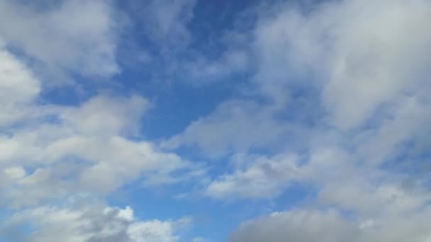 Imágenes Cámara Drone Alto Ángulo Cielo Azul Con Nubes Dramáticas — Vídeo de stock