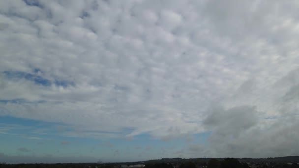 高角无人机在英国上空拍摄的蓝天镜头及快速移动的戏剧性云彩 — 图库视频影像