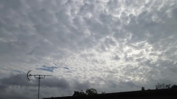 잉글랜드 영국의 빠르게 움직이는 극적인 구름으로 스카이의 항공기의 카메라 — 비디오