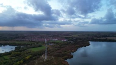 Stewartby Gölü 'nün ve Stewartby Peyzajı' ndaki Windmill 'in ve İngiltere' nin Bedfordshire Kırsal Bölgesi 'nin görüntüleri. 30 Ekim 2023 'te Drone' un Kamerasıyla Gün Batımında Çekilen Görüntüler