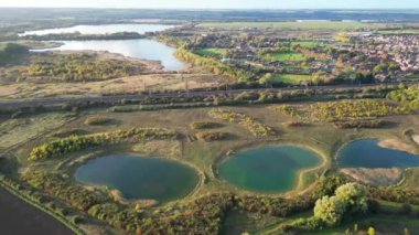 Stewartby Gölü 'nün ve Stewartby Peyzajı' ndaki Windmill 'in ve İngiltere' nin Bedfordshire Kırsal Bölgesi 'nin görüntüleri. 30 Ekim 2023 'te Drone' un Kamerasıyla Gün Batımında Çekilen Görüntüler