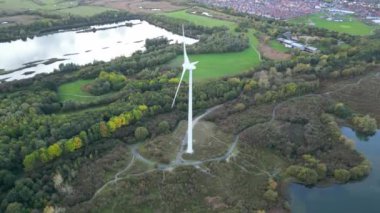 Stewartby Gölü 'nün ve Stewartby Peyzajı' ndaki Windmill 'in ve İngiltere' nin Bedfordshire Kırsal Bölgesi 'nin görüntüleri. 30 Ekim 2023 'te Drone' un Kamerasıyla Gün Batımında Çekilen Görüntüler