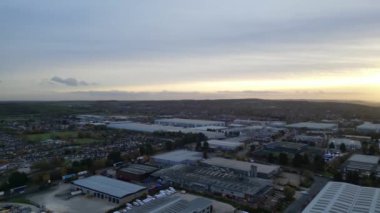 İngiltere 'nin Dunstable kasabasının yüksek açılı hızlandırılmış görüntüleri. Dunstable, Houghton Regis ve Luton Town birbirleriyle ortak. 17 Kasım 2023 'te Çekilen Görüntüler