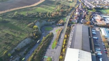 İngiltere 'nin Dunstable kasabasının yüksek açılı hızlandırılmış görüntüleri. Dunstable, Houghton Regis ve Luton Town birbirleriyle ortak. 17 Kasım 2023 'te Çekilen Görüntüler
