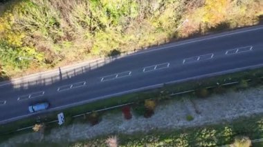 İngiltere 'nin Dunstable kasabasının yüksek açılı hızlandırılmış görüntüleri. Dunstable, Houghton Regis ve Luton Town birbirleriyle ortak. 17 Kasım 2023 'te Çekilen Görüntüler