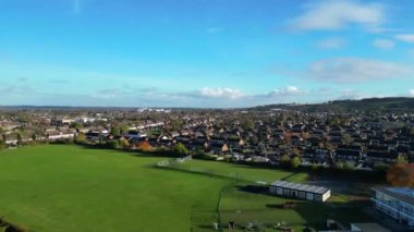 İngiltere 'nin Dunstable kasabasının yüksek açılı hızlandırılmış görüntüleri. Dunstable, Houghton Regis ve Luton Town birbirleriyle ortak. 17 Kasım 2023 'te Çekilen Görüntüler