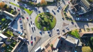 İngiltere 'nin Dunstable kasabasının yüksek açılı hızlandırılmış görüntüleri. Dunstable, Houghton Regis ve Luton Town birbirleriyle ortak. 17 Kasım 2023 'te Çekilen Görüntüler
