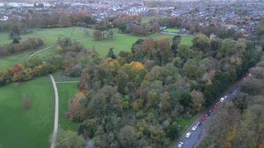 İngiltere 'nin Dunstable kasabasının yüksek açılı hızlandırılmış görüntüleri. Dunstable, Houghton Regis ve Luton Town birbirleriyle ortak. 17 Kasım 2023 'te Çekilen Görüntüler