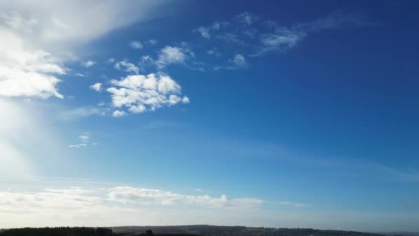 Güzel Mavi Gökyüzü Bulutsuz Açık Güneşli Bir Günde — Stok video