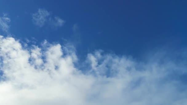 Piękne Błękitne Niebo Kilkoma Chmurami Pogodny Słoneczny Dzień Nad Miastem — Wideo stockowe