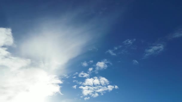 Vacker Blå Himmel Med Några Moln Klar Solig Dag Över — Stockvideo