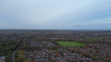 İngiltere 'nin Dunstable ve Luton Towns yakınlarında yer alan Houghton Regis kasabasının hava görüntüleri. 17 Kasım 2023, Günbatımında Drone 'un Kamerasıyla Çekilen Görüntüler