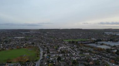 İngiltere 'nin Dunstable ve Luton Towns yakınlarında yer alan Houghton Regis kasabasının hava görüntüleri. 17 Kasım 2023, Günbatımında Drone 'un Kamerasıyla Çekilen Görüntüler