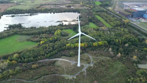 スチュワートビー湖とイギリスのベッドフォード村の田園風景の航空写真 10月30日にドローンのカメラで撮影した映像 2023年サンセットタイム — ストック動画