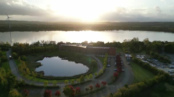 スチュワートビー湖とイギリスのベッドフォード村の田園風景の航空写真 10月30日にドローンのカメラで撮影した映像 2023年サンセットタイム — ストック動画