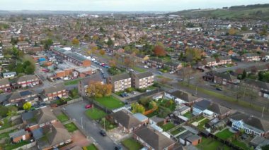 İngiltere 'nin Dunstable kasabasının yüksek açılı görüntüsü. Dunstable, Houghton Regis ve Luton Town birbirleriyle ortak. 17 Kasım 2023 'te Çekilen Görüntüler