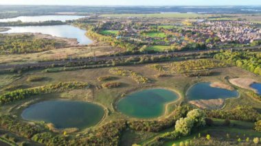 İngiltere 'de Stewartby Gölü ve Bedford Köyü' ndeki Kırsal Arazinin Hava Görüntüleri. Görüntü İHA 'nın Kamerasıyla 30 Ekim 2023' te günbatımı saatinde çekildi.