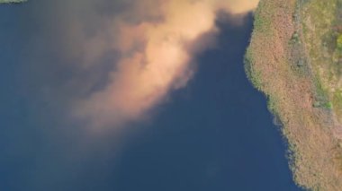 İngiltere 'de Stewartby Gölü ve Bedford Köyü' ndeki Kırsal Arazinin Hava Görüntüleri. Görüntü İHA 'nın Kamerasıyla 30 Ekim 2023' te günbatımı saatinde çekildi.