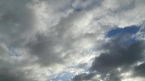 Голубое Небо Облаками Ясный Солнечный День Над Городом — стоковое видео