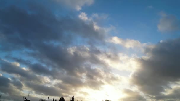 Голубое Небо Облаками Ясный Солнечный День Над Городом — стоковое видео