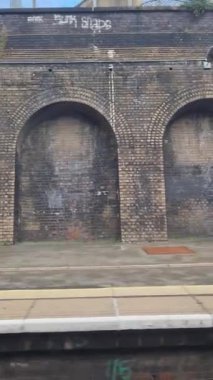 Tren Londra 'dan sonra bir sonraki istasyona giderken pencere kenarı manzarası. Tren Londra 'nın merkezinden İngiltere' nin Luton şehrine gidiyor. 20 Kasım 2023 'te yakalandı.