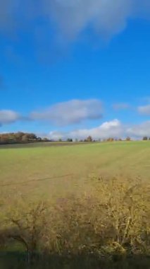 Tren Londra 'dan sonra bir sonraki istasyona giderken pencere kenarı manzarası. Tren Londra 'nın merkezinden İngiltere' nin Luton şehrine gidiyor. 20 Kasım 2023 'te yakalandı.