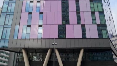 Bulutlu ve Yağmurlu bir günde Batı Croydon Londra Başkent Turu Düşük Açı Görünümü. İngiltere 'nin merkezi Londra' sı. 20 Kasım 2023 'te yakalandı.