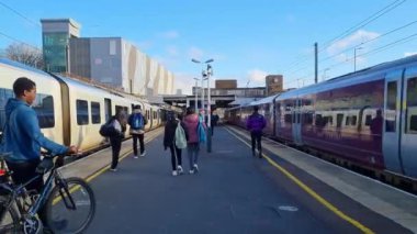 Bulutlu ve Yağmurlu bir günde Batı Croydon Londra Başkent Turu Düşük Açı Görünümü. İngiltere 'nin merkezi Londra' sı. 20 Kasım 2023 'te yakalandı.