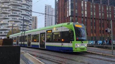 Bulutlu ve Yağmurlu bir günde Batı Croydon Londra Başkent Turu Düşük Açı Görünümü. İngiltere 'nin merkezi Londra' sı. 20 Kasım 2023 'te yakalandı.