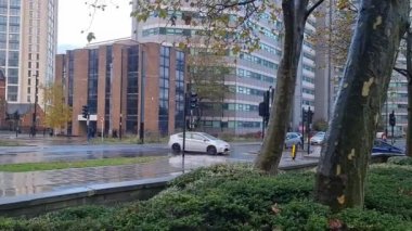 Bulutlu ve Yağmurlu bir günde Batı Croydon Londra Başkent Turu Düşük Açı Görünümü. İngiltere 'nin merkezi Londra' sı. 20 Kasım 2023 'te yakalandı.