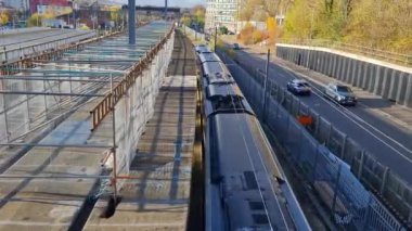 Tren Londra 'dan sonra bir sonraki istasyona giderken pencere kenarı manzarası. Tren Londra 'nın merkezinden İngiltere' nin Luton şehrine gidiyor. 20 Kasım 2023 'te yakalandı.